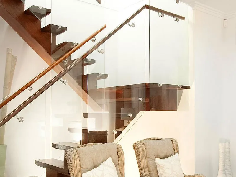 Mẫu Cầu Thang Kính Tay Vịn Gỗ Đẹp Sang An Toàn