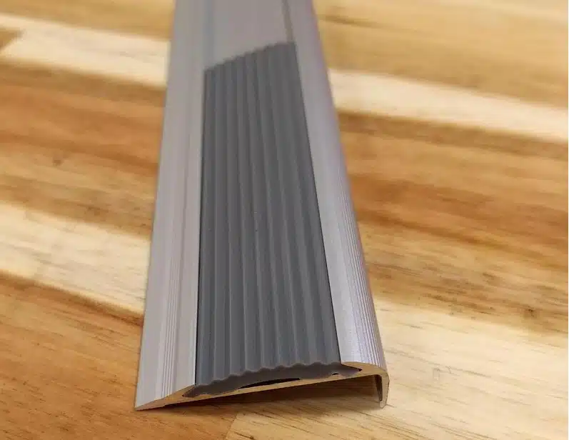 Hướng Dẫn Thi Công Nẹp Chống Trơn Cầu Thang (2)